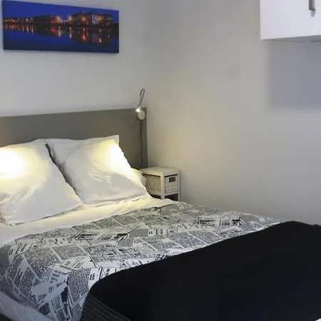 Pratique, Complet Sur, Metro Et Parking; Proche Du Centre, De La Gare, De La Rocade, D'un Supermarche. A Pied.