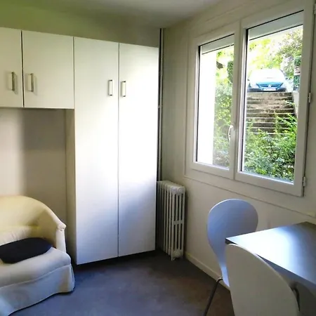 Apartment Pratique, Complet Sur, Metro Et Parking; Proche Du Centre, De La Gare, De La Rocade, D'un Supermarche. A Pied. *