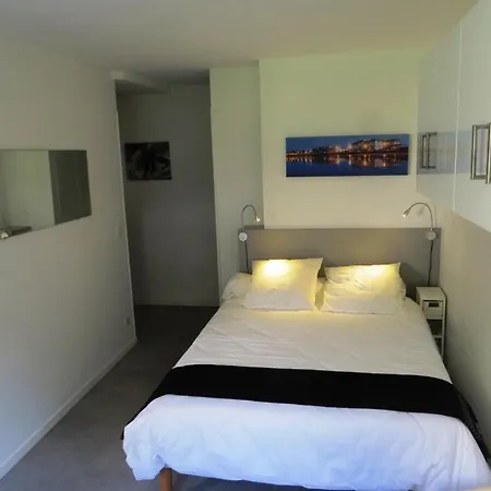 Apartment Pratique, Complet Sur, Metro Et Parking; Proche Du Centre, De La Gare, De La Rocade, D'un Supermarche. A Pied. *