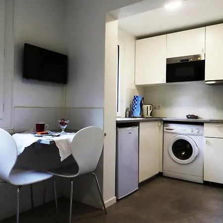 Pratique, Complet Sur, Metro Et Parking; Proche Du Centre, De La Gare, De La Rocade, D'un Supermarche. A Pied. Apartment *