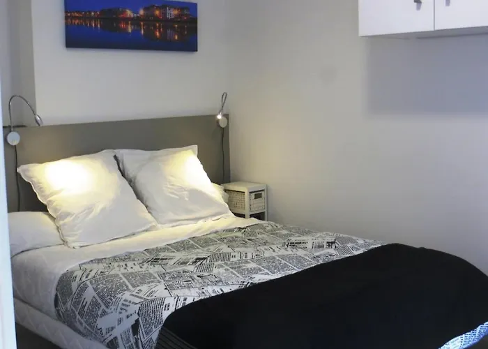 Pratique, Complet Sur, Metro Et Parking; Proche Du Centre, De La Gare, De La Rocade, D'un Supermarche. A Pied.