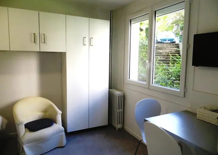 Appartement Pratique, Complet Sur, Metro Et Parking; Proche Du Centre, De La Gare, De La Rocade, D'un Supermarche. A Pied. *