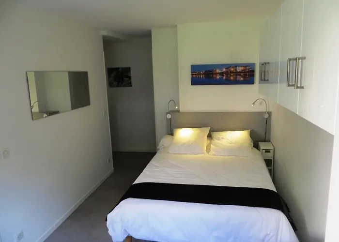 Apartamento Pratique, Complet Sûr, Métro Et Parking; Proche Du Centre, De La Gare, De La Rocade, D'un Supermarché. à Pied. *