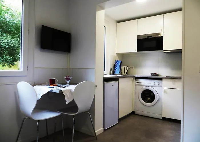 Pratique, Complet Sur, Metro Et Parking; Proche Du Centre, De La Gare, De La Rocade, D'un Supermarche. A Pied. Appartement *