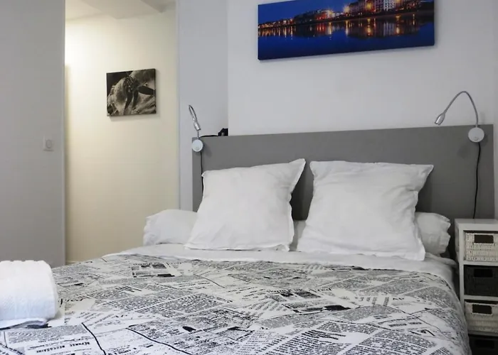 Pratique, Complet Sur, Metro Et Parking; Proche Du Centre, De La Gare, De La Rocade, D'un Supermarche. A Pied. Appartement *