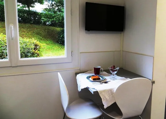 Pratique, Complet Sur, Metro Et Parking; Proche Du Centre, De La Gare, De La Rocade, D'un Supermarche. A Pied. Appartement *